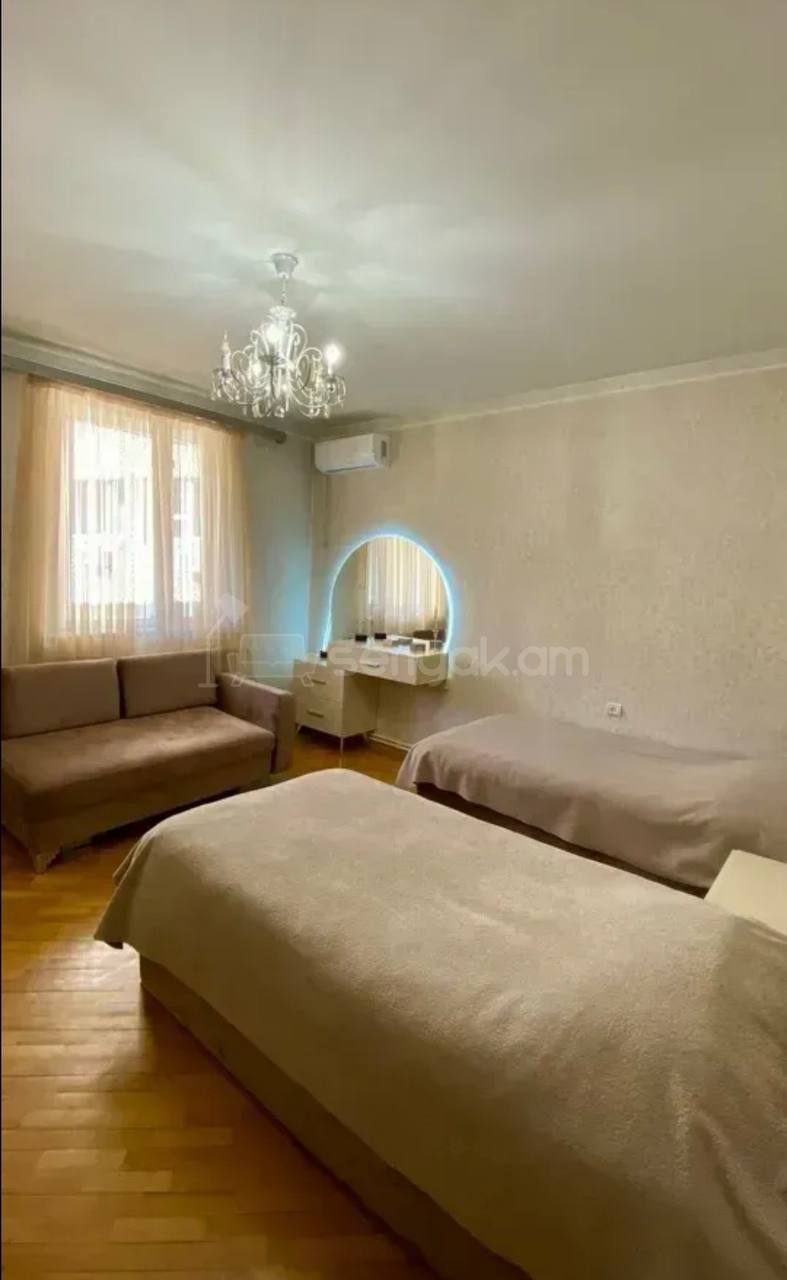 4 Սենյականոց Բնակարան Քարե Շենքում, 112քմ, 3/5 հարկ, Նորմալ Վիճակում
