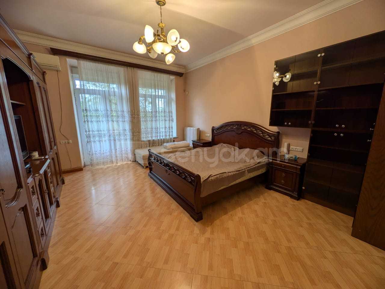 3 Սենյականոց Բնակարան Քարե Շենքում, 150քմ, 2/4 հարկ, Կապիտալ Վերանորոգված, Կահավորված