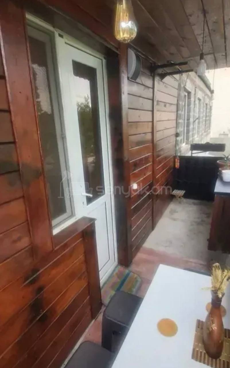 5 Սենյականոց Բնակարան Քարե Շենքում, 82քմ, 2/2 հարկ, Կապիտալ Վերանորոգված