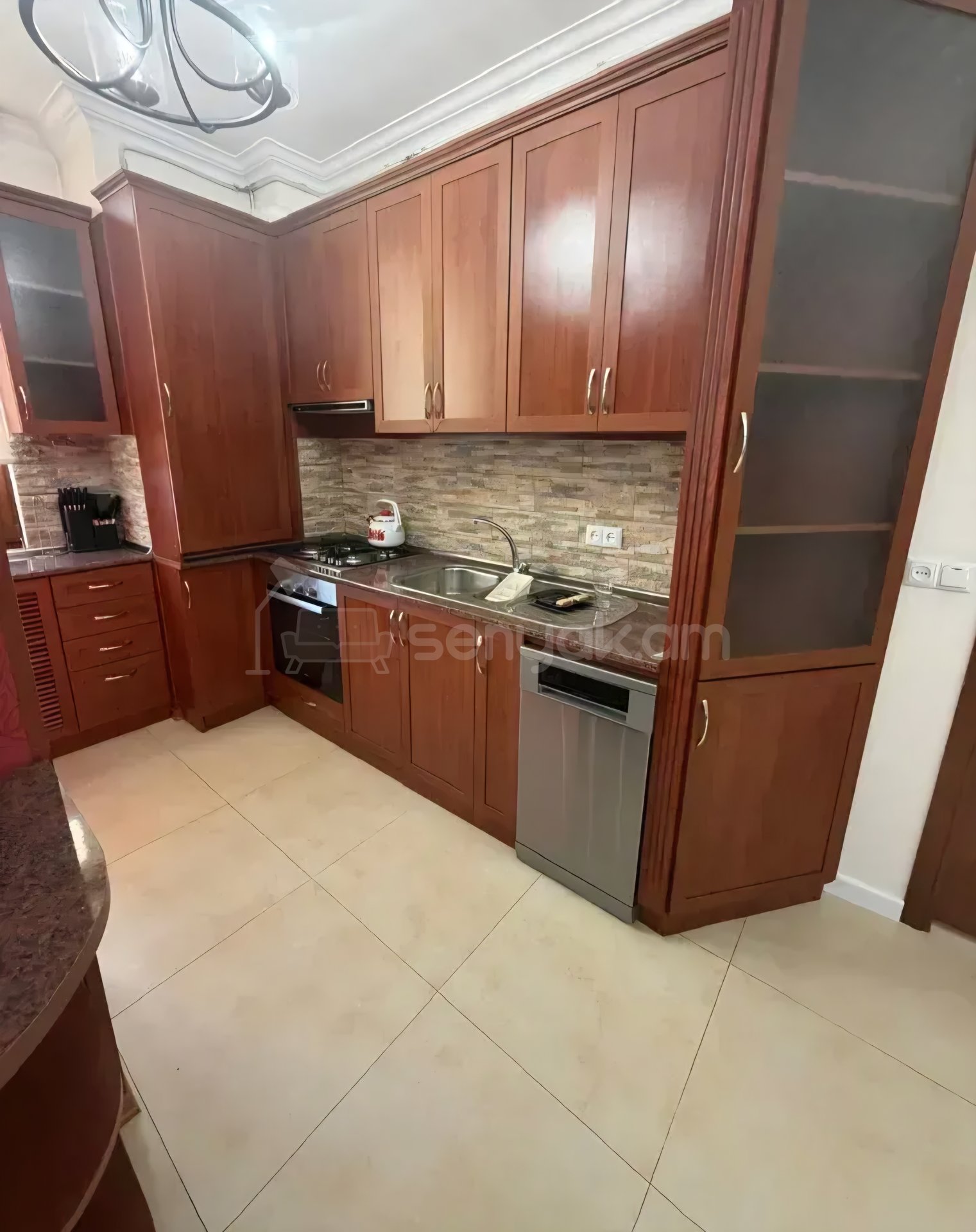 3 Սենյականոց Բնակարան Քարե Շենքում, 97քմ, 7/13 հարկ, Կապիտալ Վերանորոգված, Կահավորված