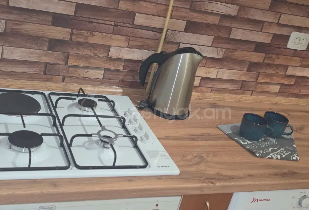 3 Սենյականոց Բնակարան Քարե Շենքում, 50քմ, 1/5 հարկ, Նորմալ Վիճակում, Կահավորված