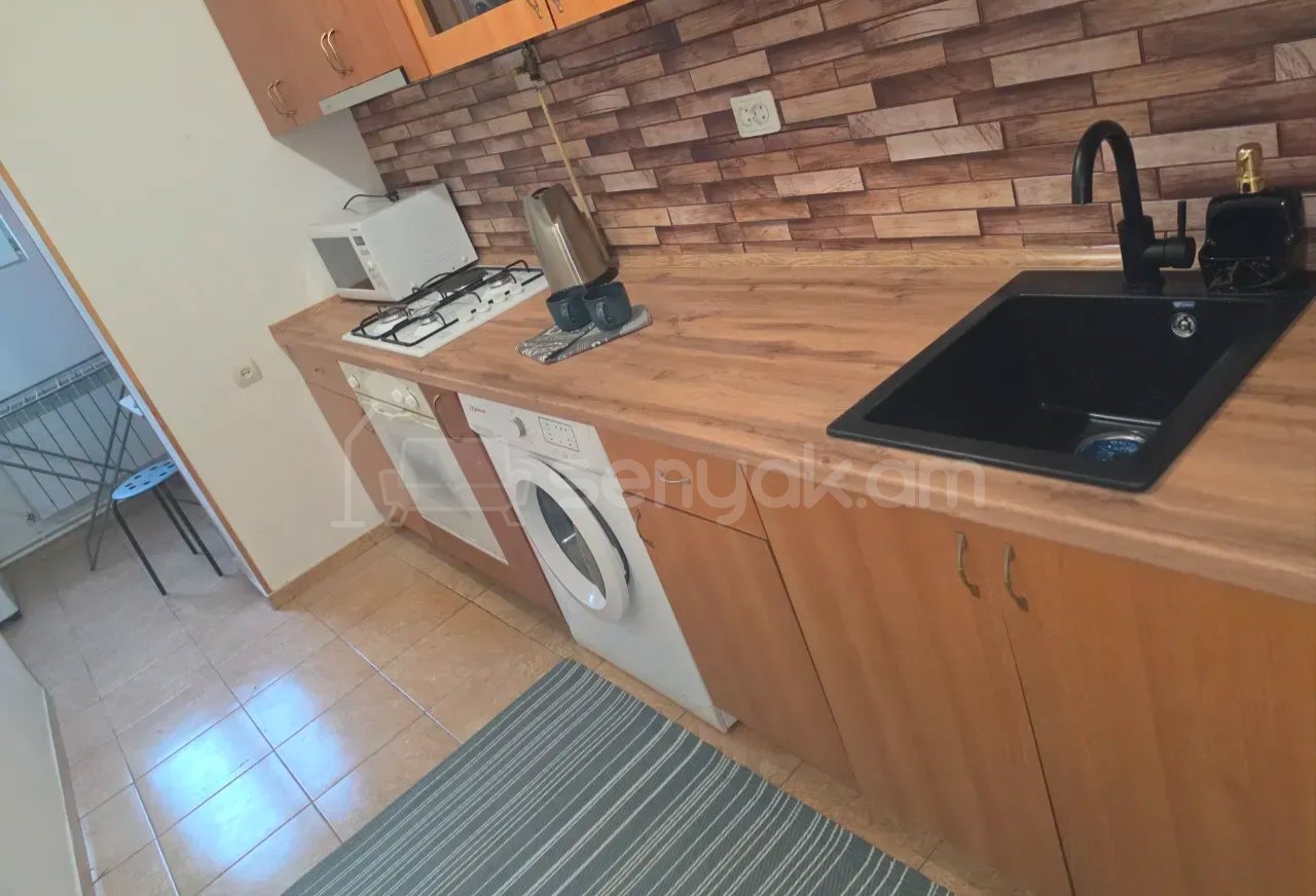 3 Սենյականոց Բնակարան Քարե Շենքում, 50քմ, 1/5 հարկ, Նորմալ Վիճակում, Կահավորված
