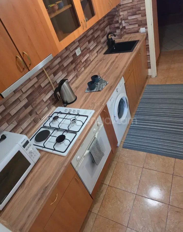 3 Սենյականոց Բնակարան Քարե Շենքում, 50քմ, 1/5 հարկ, Նորմալ Վիճակում, Կահավորված