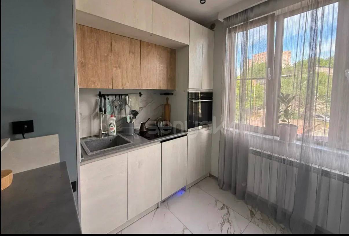 2 Սենյականոց Բնակարան Քարե Շենքում, 42քմ, 4/5 հարկ, Կապիտալ Վերանորոգված