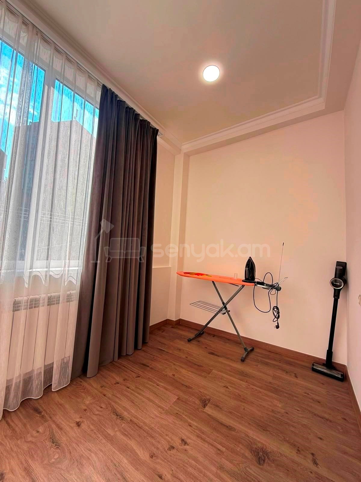 3 Սենյականոց Բնակարան Քարե Շենքում, 100քմ, 2/4 հարկ, Դիզայներական Վերանորոգված, Կահավորված, Արևկող