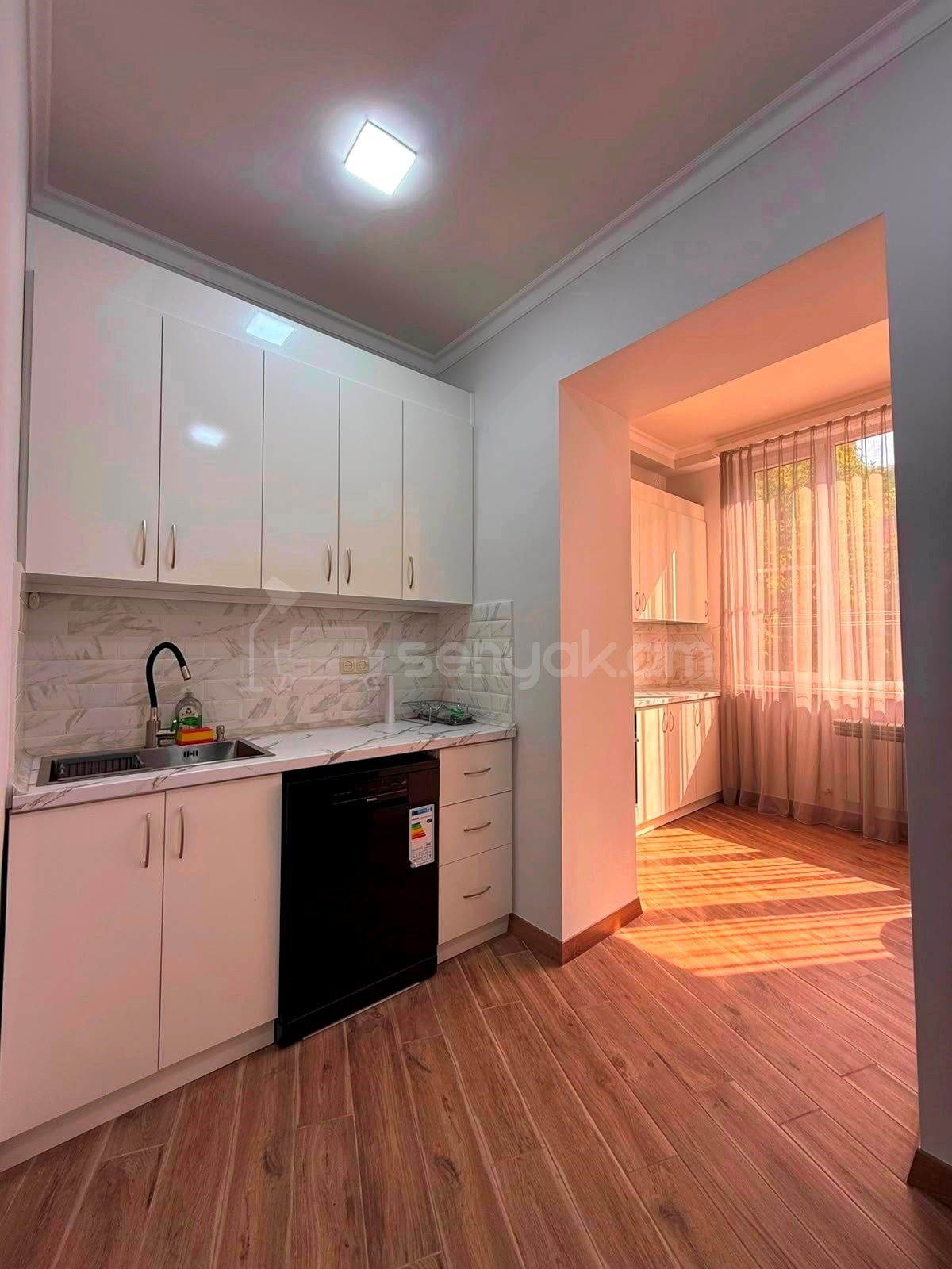 3 Սենյականոց Բնակարան Քարե Շենքում, 100քմ, 2/4 հարկ, Դիզայներական Վերանորոգված, Կահավորված, Արևկող