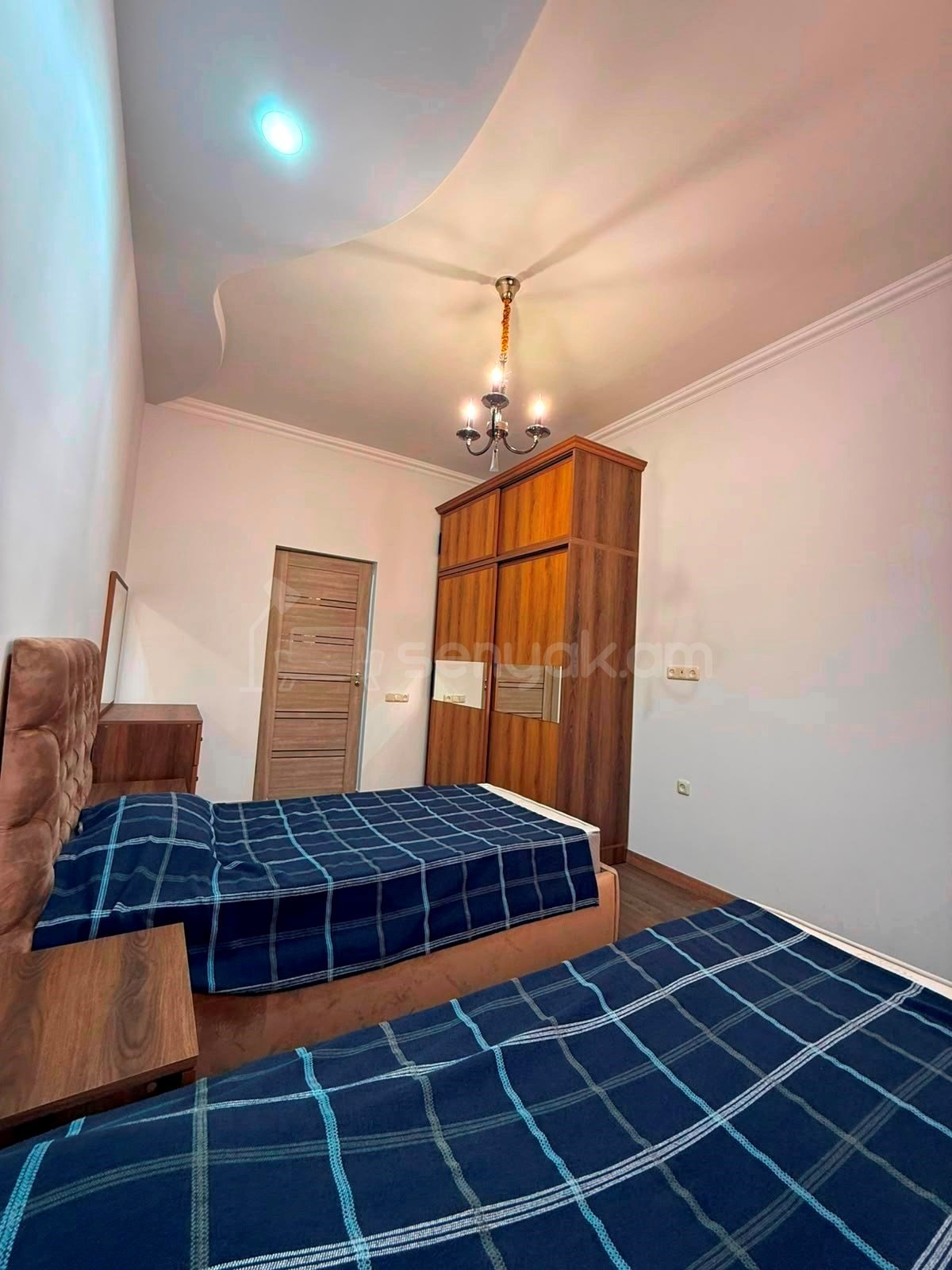 3 Սենյականոց Բնակարան Քարե Շենքում, 100քմ, 2/4 հարկ, Դիզայներական Վերանորոգված, Կահավորված, Արևկող