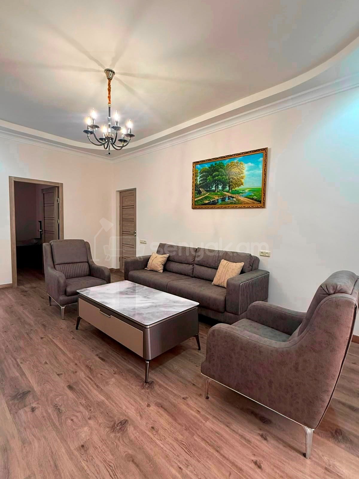 3 Սենյականոց Բնակարան Քարե Շենքում, 100քմ, 2/4 հարկ, Դիզայներական Վերանորոգված, Կահավորված, Արևկող