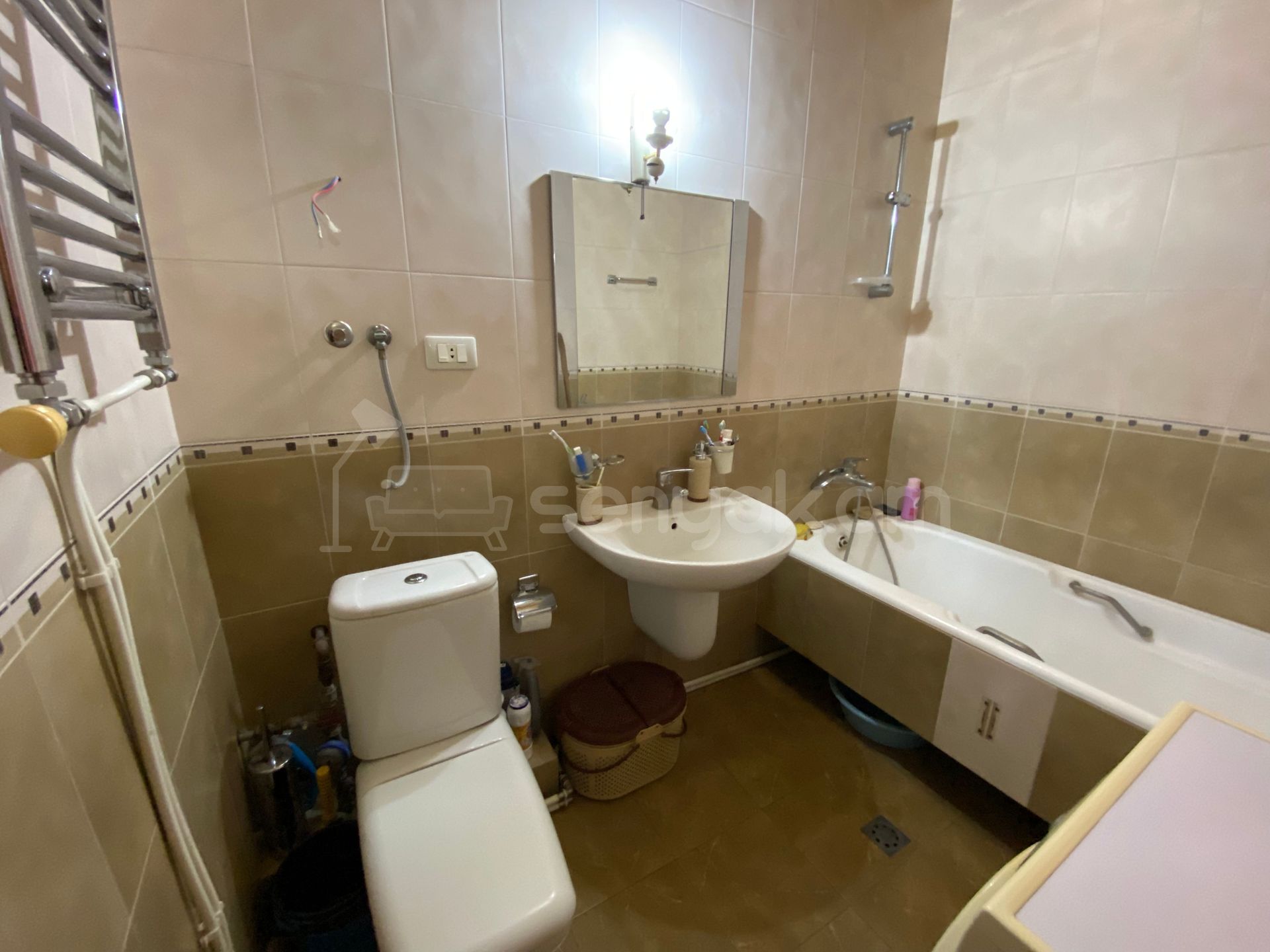 3 Սենյականոց Բնակարան Քարե Շենքում, 110քմ, 5/5 հարկ, Կապիտալ Վերանորոգված