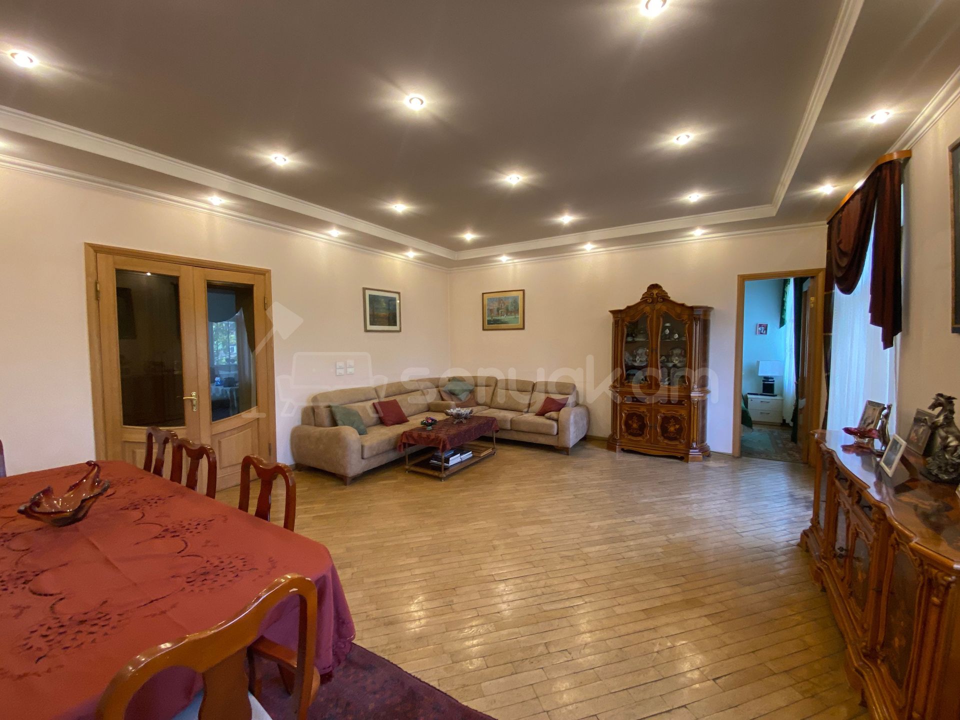 3 Սենյականոց Բնակարան Քարե Շենքում, 110քմ, 5/5 հարկ, Կապիտալ Վերանորոգված