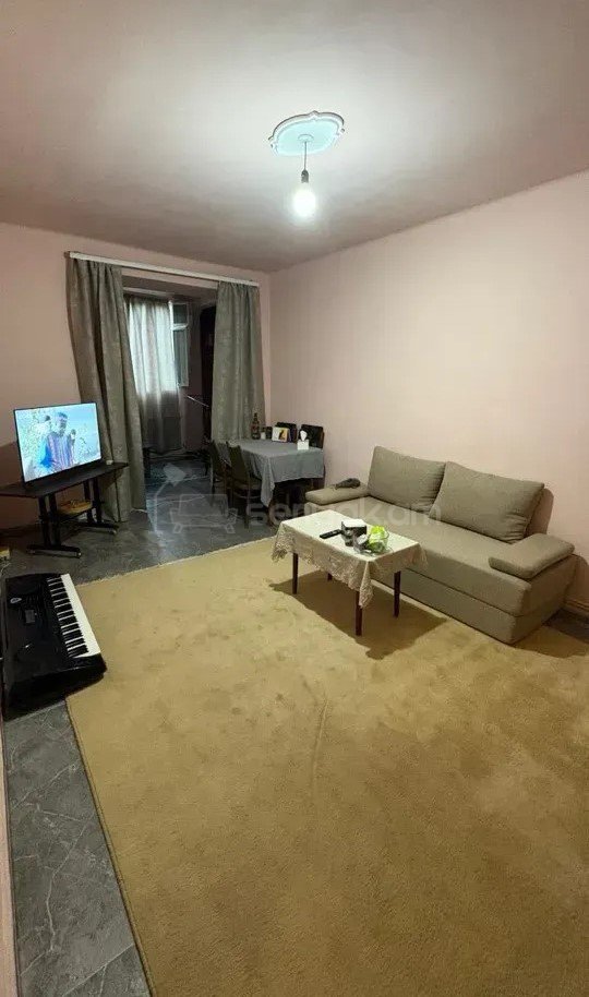 2 Սենյականոց Բնակարան Քարե Շենքում, 55քմ, 1/4 հարկ, Նորմալ Վիճակում