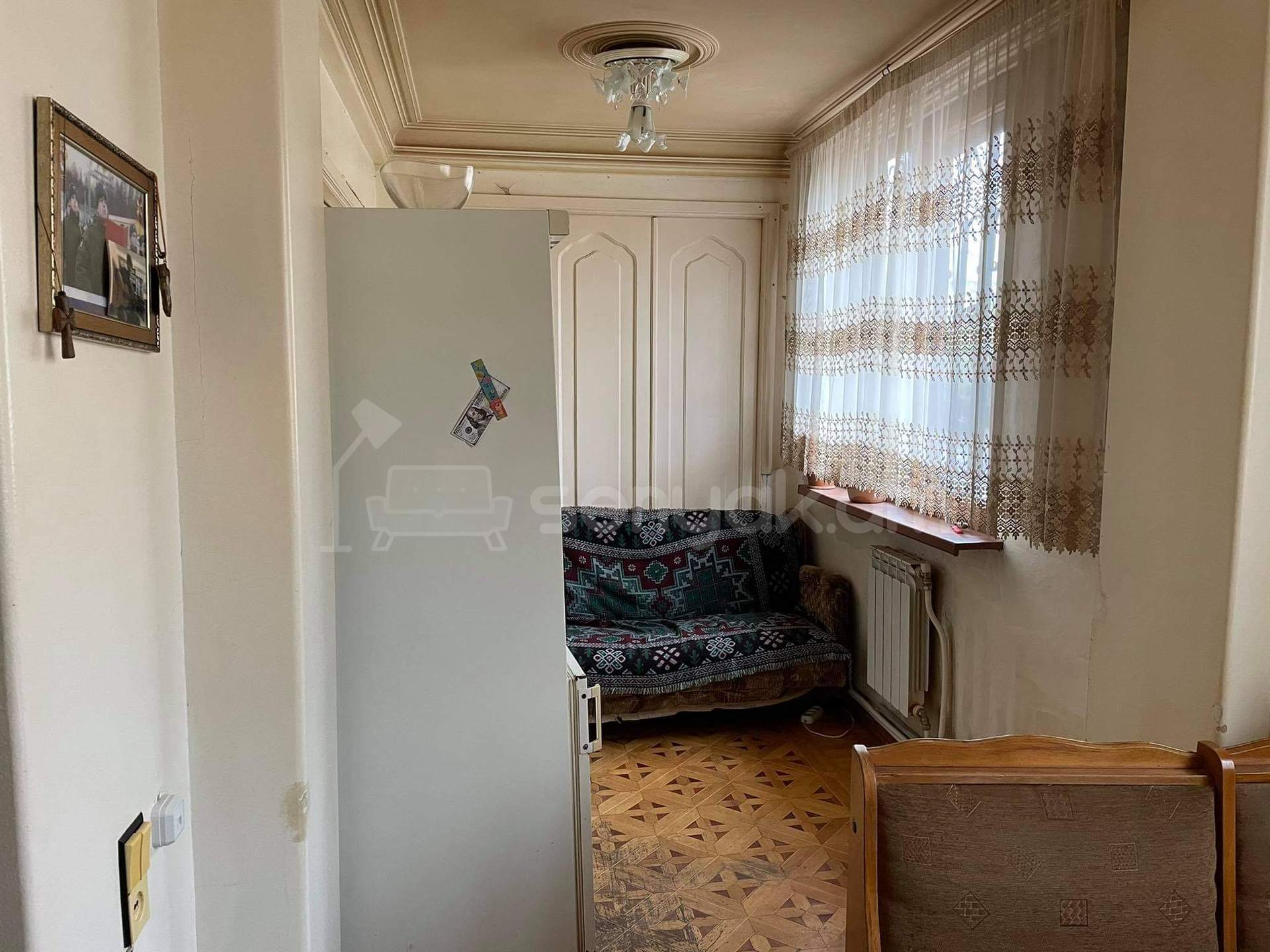 4 Սենյականոց Բնակարան Քարե Շենքում, 93քմ, 1/4 հարկ, Նորմալ Վիճակում, Կահավորված, Արևկող