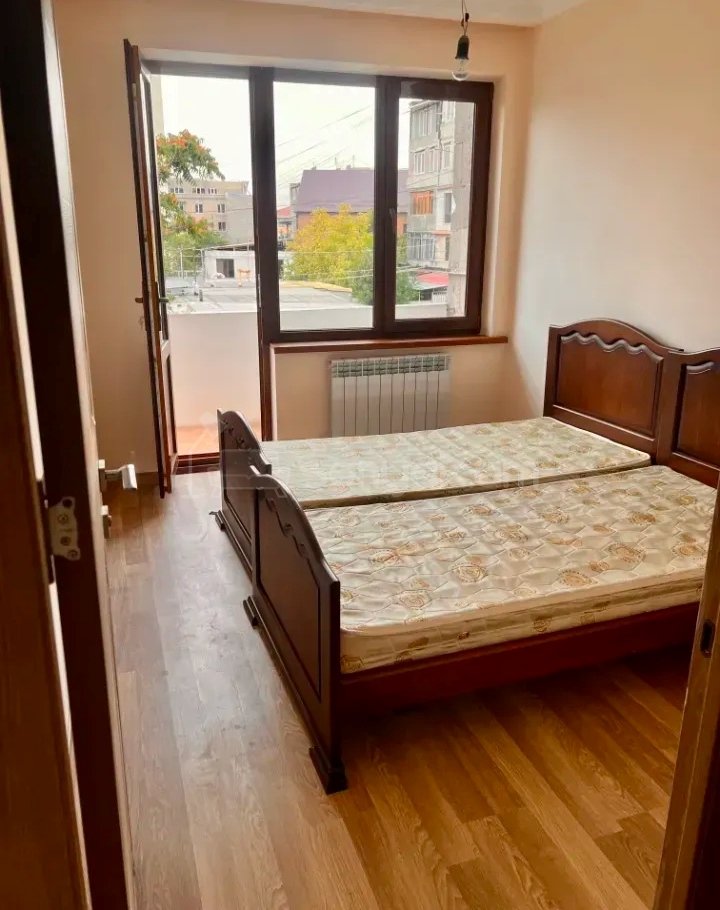 3 Սենյականոց Բնակարան Քարե Շենքում, 77քմ, 2/5 հարկ, Կապիտալ Վերանորոգված
