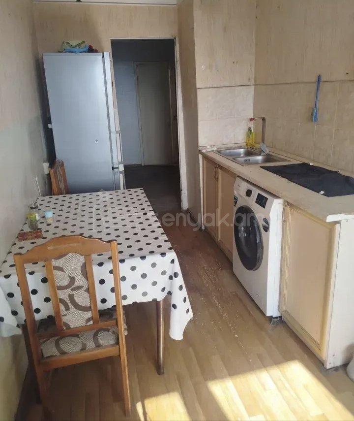 3 Սենյականոց Բնակարան Քարե Շենքում, 82քմ, 9/14 հարկ, Նորմալ Վիճակում, Կահավորված, Արևկող
