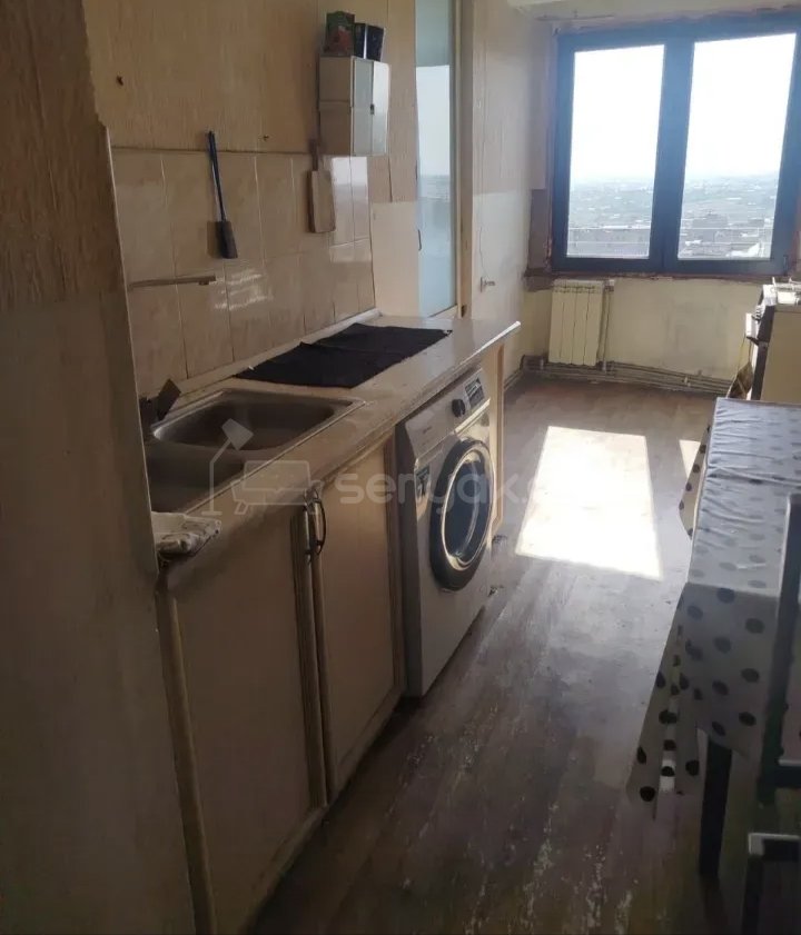 3 Սենյականոց Բնակարան Քարե Շենքում, 82քմ, 9/14 հարկ, Նորմալ Վիճակում, Կահավորված, Արևկող
