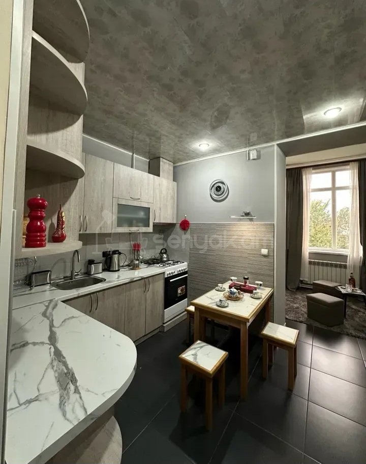 3 Սենյականոց Բնակարան Քարե Շենքում, 78քմ, 4/4 հարկ, Կապիտալ Վերանորոգված, Կահավորված
