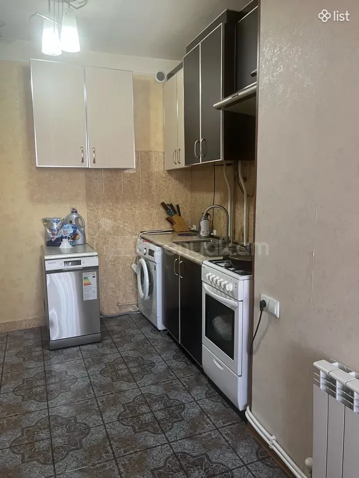 3 Սենյականոց Բնակարան Քարե Շենքում, 108քմ, 5/5 հարկ, Կապիտալ Վերանորոգված