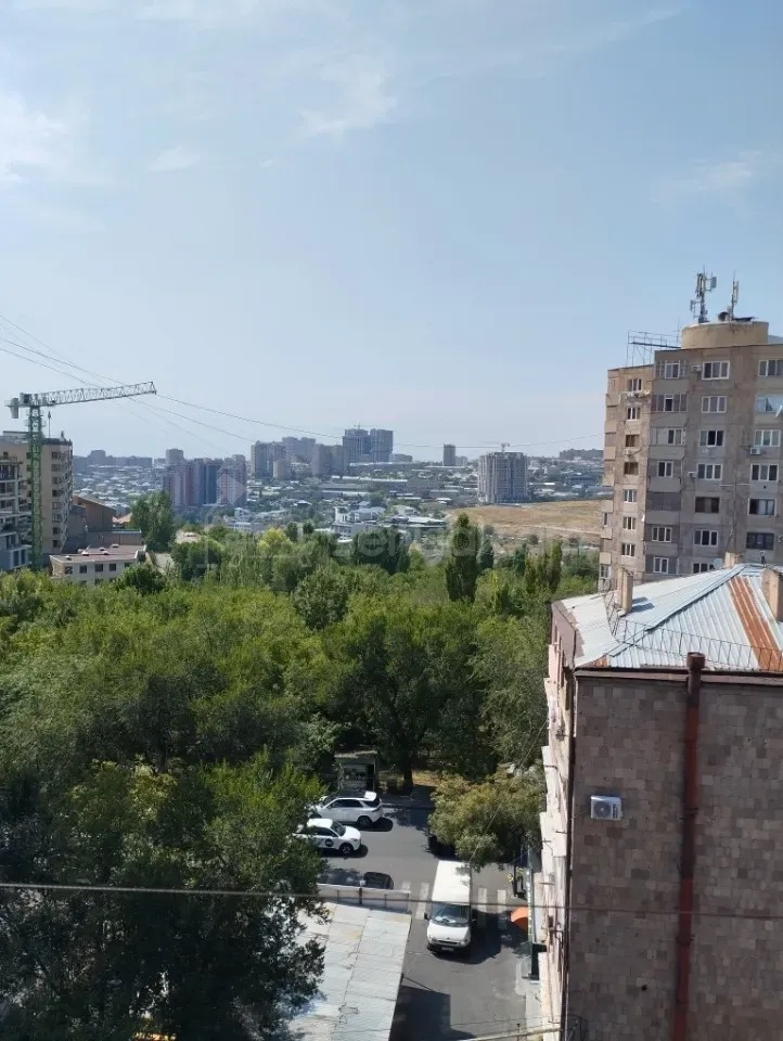 4 Սենյականոց Բնակարան Քարե Շենքում, 100քմ, 5/5 հարկ, Նորմալ Վիճակում