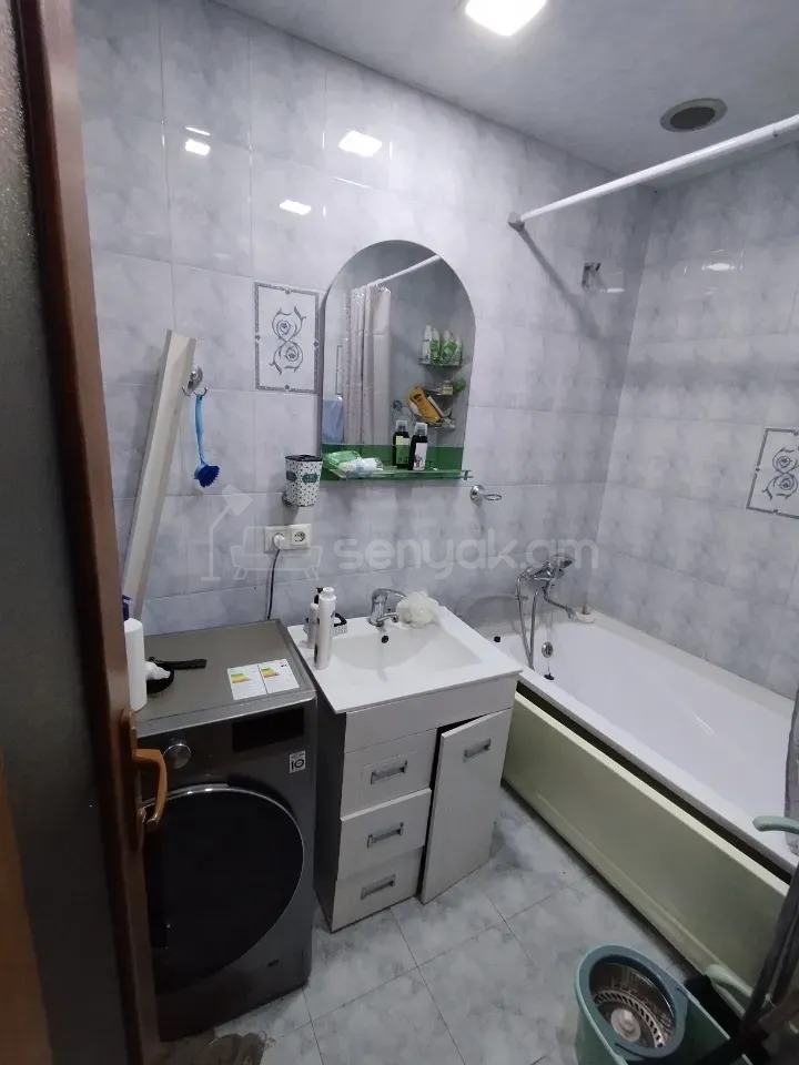 4 Սենյականոց Բնակարան Քարե Շենքում, 100քմ, 5/5 հարկ, Նորմալ Վիճակում