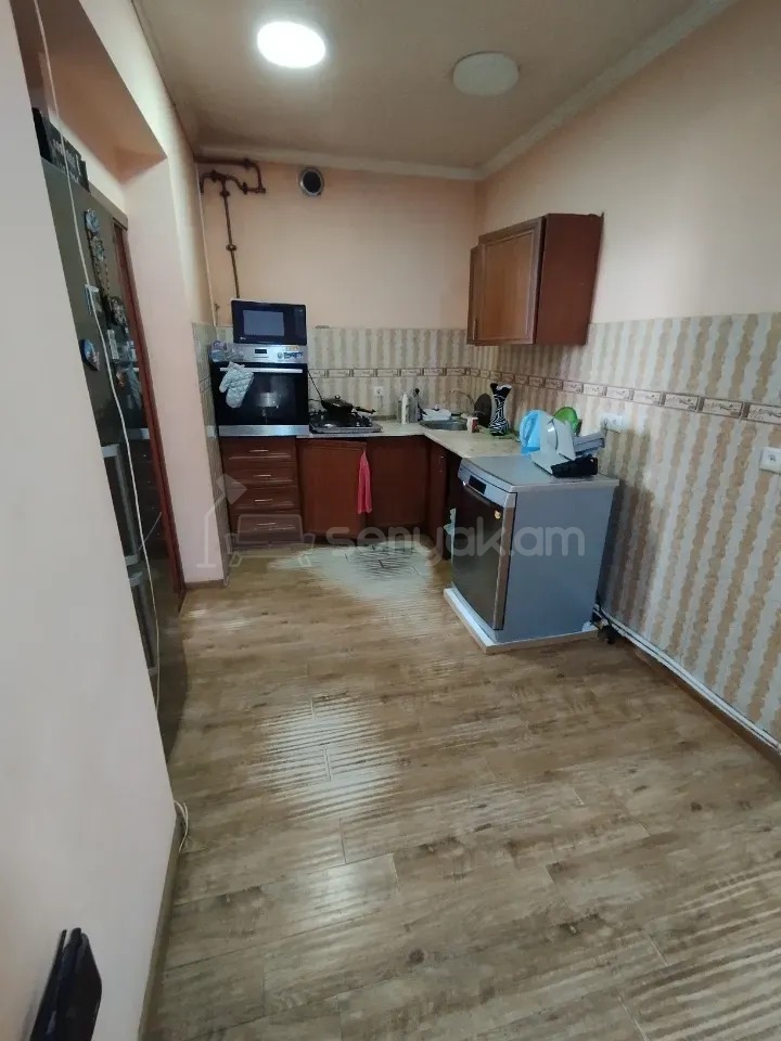 4 Սենյականոց Բնակարան Քարե Շենքում, 100քմ, 5/5 հարկ, Նորմալ Վիճակում