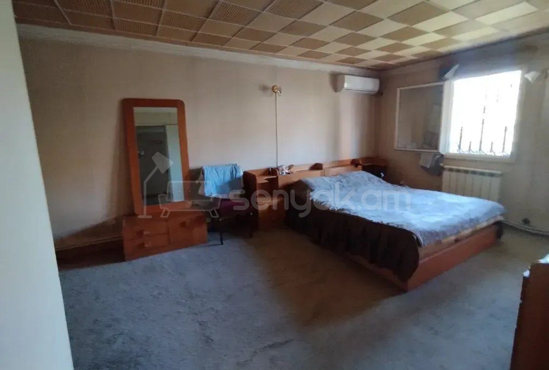 4 Սենյականոց Բնակարան Քարե Շենքում, 126քմ, 3/3 հարկ, Նորմալ Վիճակում