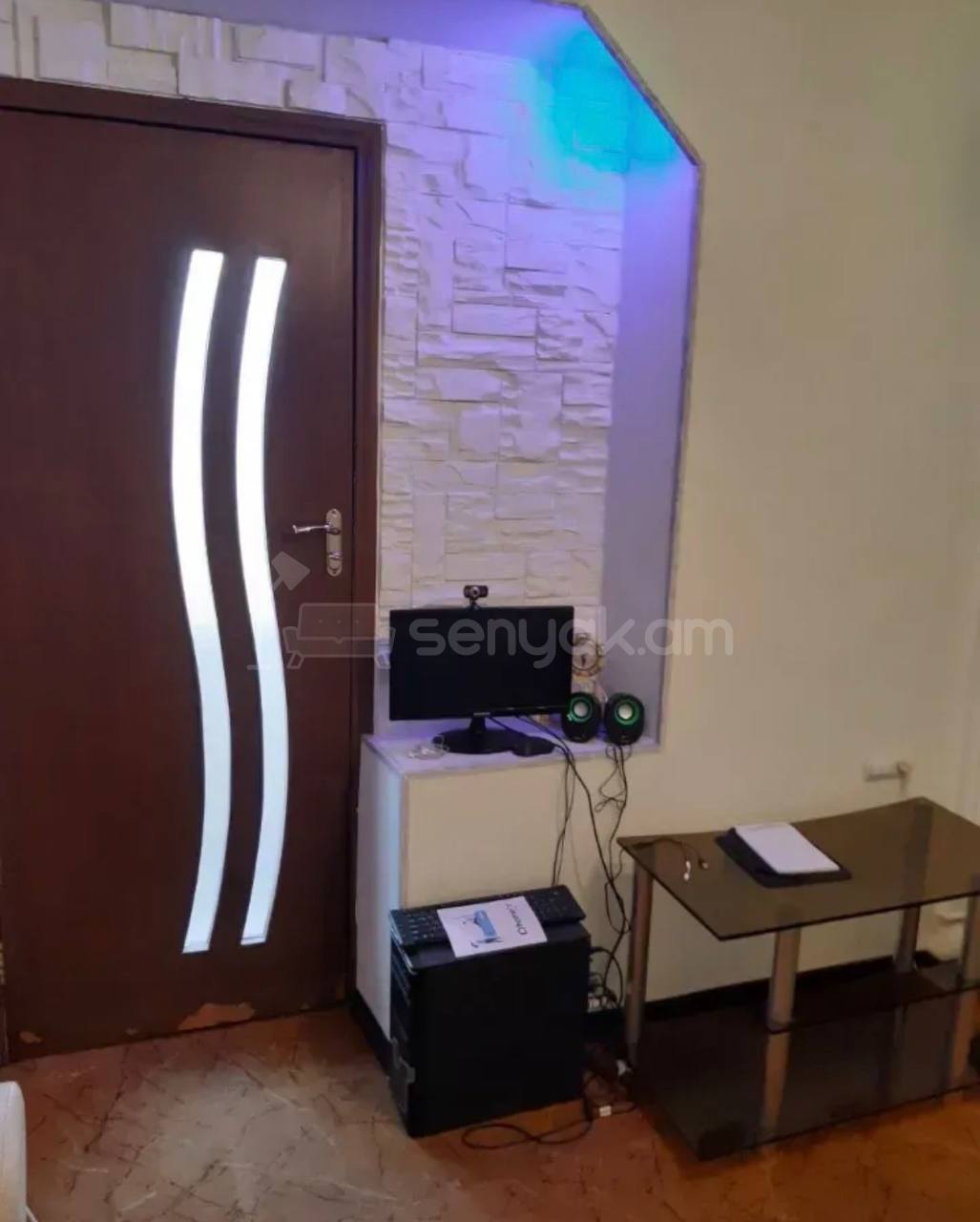 2 Սենյականոց Բնակարան Քարե Շենքում, 32քմ, 5/5 հարկ, Նորմալ Վիճակում