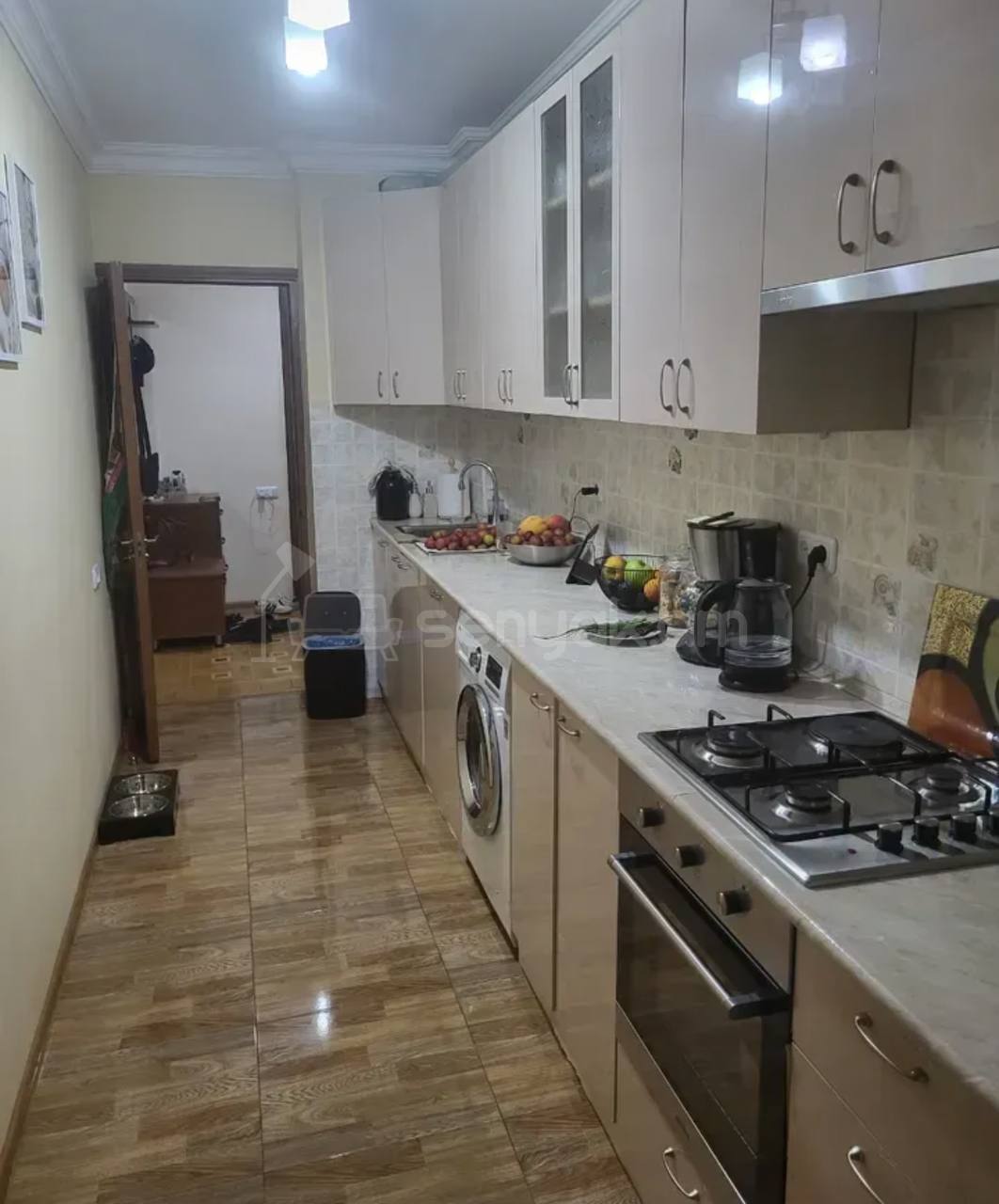 5 Սենյականոց Բնակարան Քարե Շենքում, 120քմ, 2/5 հարկ, Կապիտալ Վերանորոգված