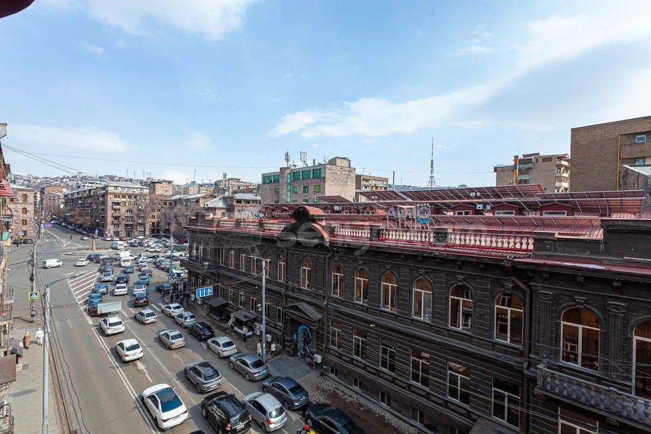 4 Սենյականոց Բնակարան Քարե Շենքում, 117քմ, 4/5 հարկ, Կապիտալ Վերանորոգված