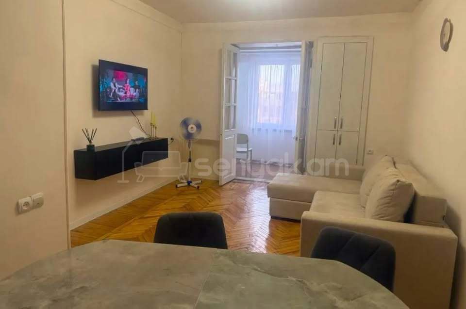 2 Սենյականոց Բնակարան Քարե Շենքում, 46քմ, 5/5 հարկ, Կապիտալ Վերանորոգված