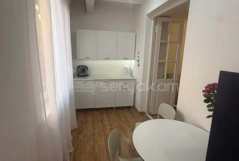 2 Սենյականոց Բնակարան Քարե Շենքում, 46քմ, 5/5 հարկ, Կապիտալ Վերանորոգված