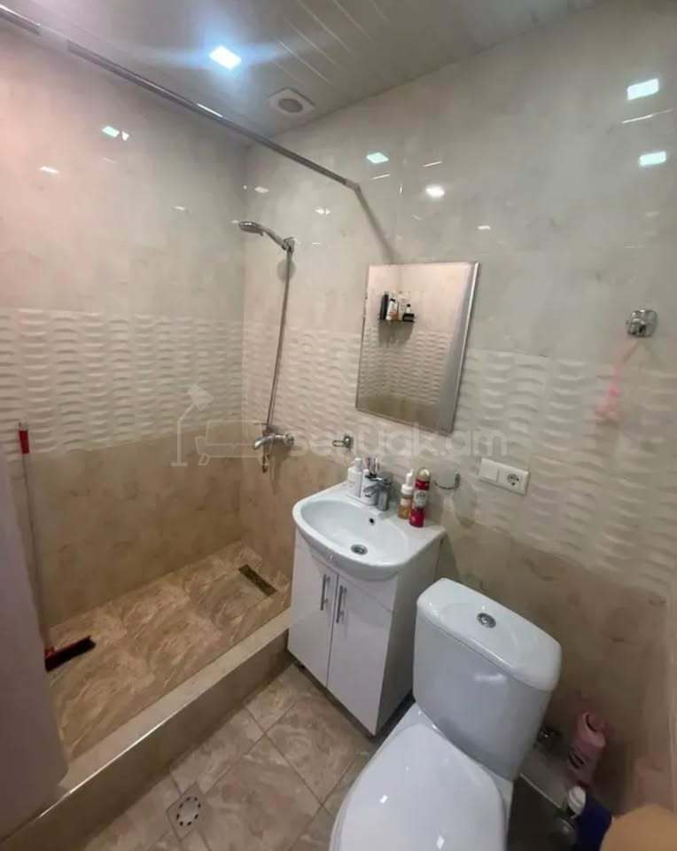 2 Սենյականոց Բնակարան Քարե Շենքում, 46քմ, 5/5 հարկ, Կապիտալ Վերանորոգված