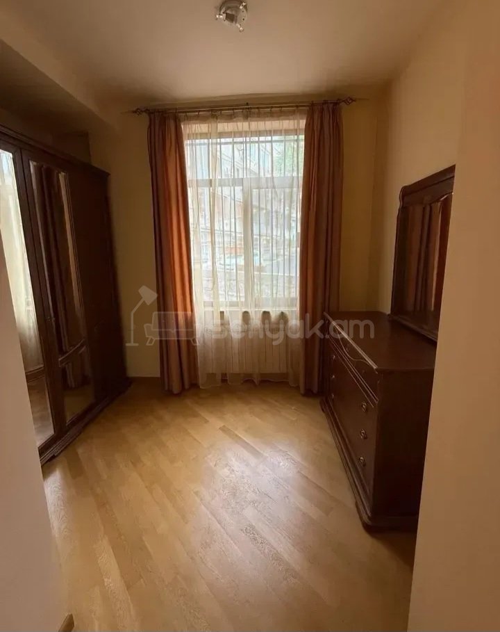 3 Սենյականոց Բնակարան Քարե Շենքում, 95քմ, 2/4 հարկ, Կապիտալ Վերանորոգված, Կահավորված
