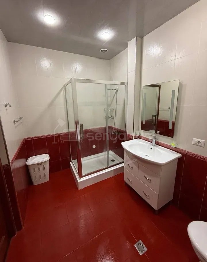 3 Սենյականոց Բնակարան Քարե Շենքում, 95քմ, 2/4 հարկ, Կապիտալ Վերանորոգված, Կահավորված