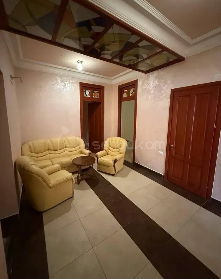 3 Սենյականոց Բնակարան Քարե Շենքում, 95քմ, 2/4 հարկ, Կապիտալ Վերանորոգված, Կահավորված