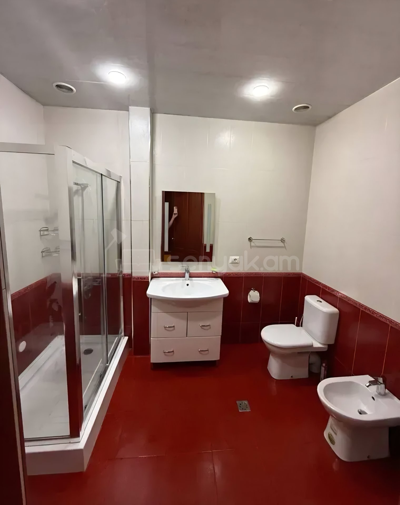 3 Սենյականոց Բնակարան Քարե Շենքում, 95քմ, 2/4 հարկ, Կապիտալ Վերանորոգված, Կահավորված
