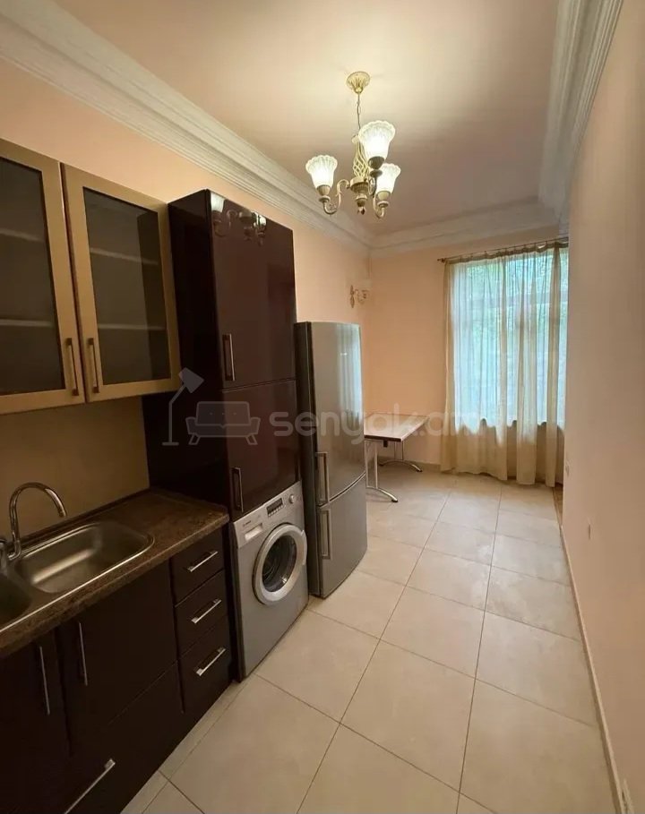 3 Սենյականոց Բնակարան Քարե Շենքում, 95քմ, 2/4 հարկ, Կապիտալ Վերանորոգված, Կահավորված