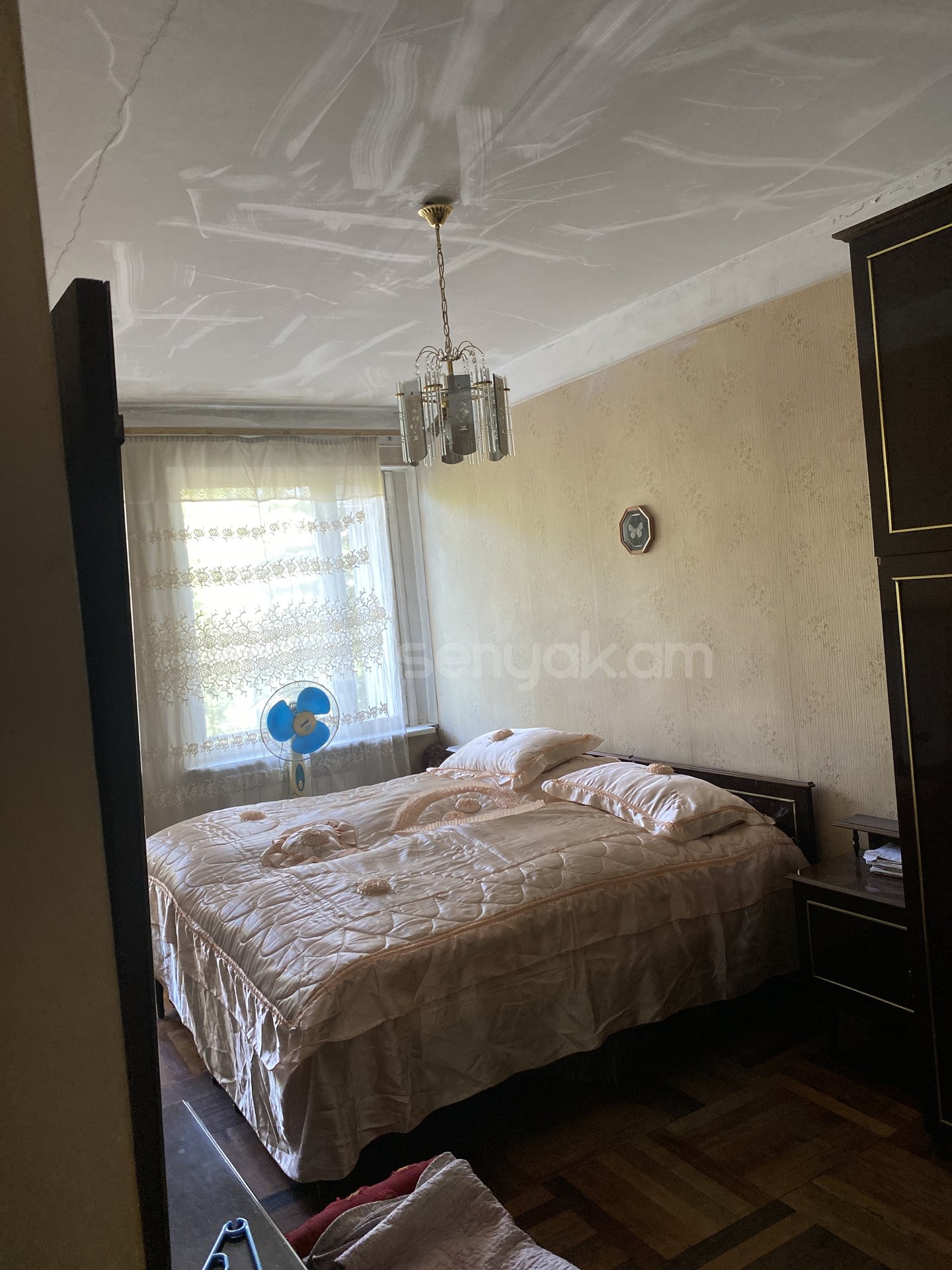 3 Սենյականոց Բնակարան Քարե Շենքում, 90քմ, 3/5 հարկ, Նորմալ Վիճակում, Կահավորված