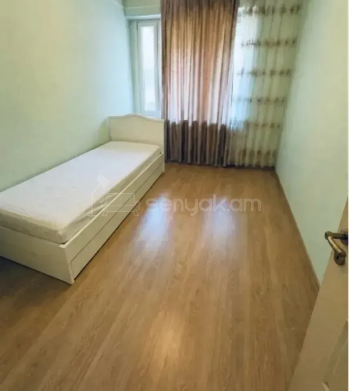 4 Սենյականոց Բնակարան Քարե Շենքում, 105քմ, 2/5 հարկ, Կապիտալ Վերանորոգված, Կահավորված, Արևկող