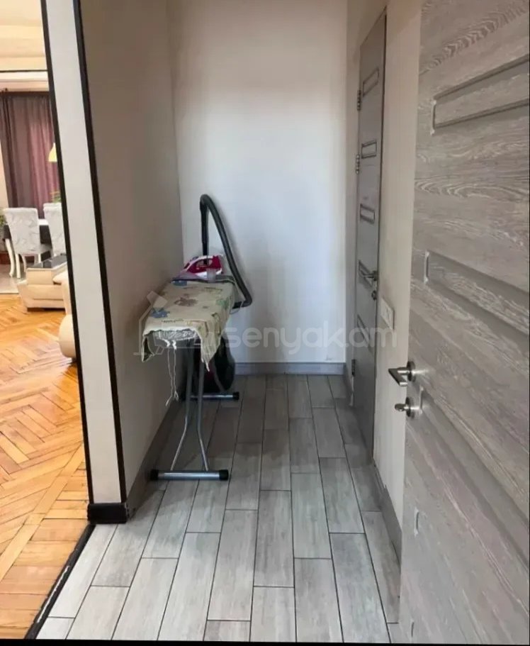 3 Սենյականոց Բնակարան Քարե Շենքում, 125քմ, 3/5 հարկ, Նորմալ Վիճակում, Կահավորված