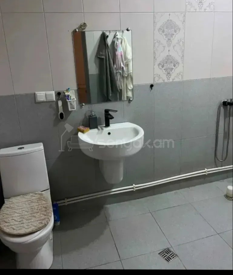 3 Սենյականոց Բնակարան Քարե Շենքում, 125քմ, 3/5 հարկ, Նորմալ Վիճակում, Կահավորված