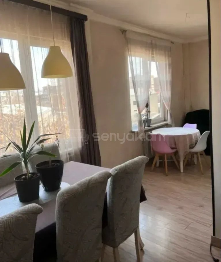 3 Սենյականոց Բնակարան Քարե Շենքում, 125քմ, 3/5 հարկ, Նորմալ Վիճակում, Կահավորված