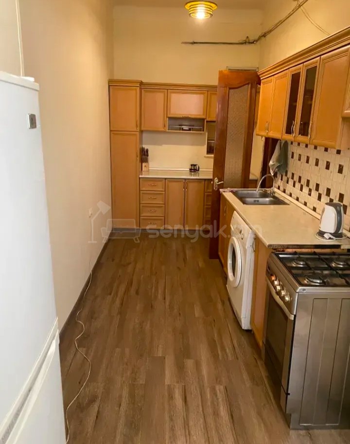 3 Սենյականոց Բնակարան Քարե Շենքում, 80քմ, 2/4 հարկ, Նորմալ Վիճակում, Կահավորված