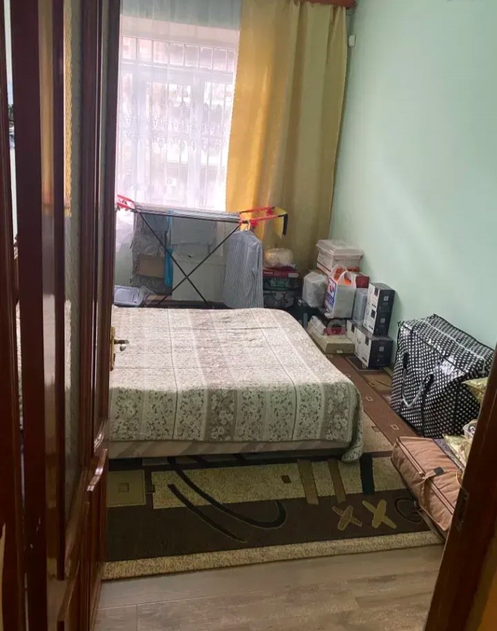 3 Սենյականոց Բնակարան Քարե Շենքում, 80քմ, 2/4 հարկ, Նորմալ Վիճակում, Կահավորված