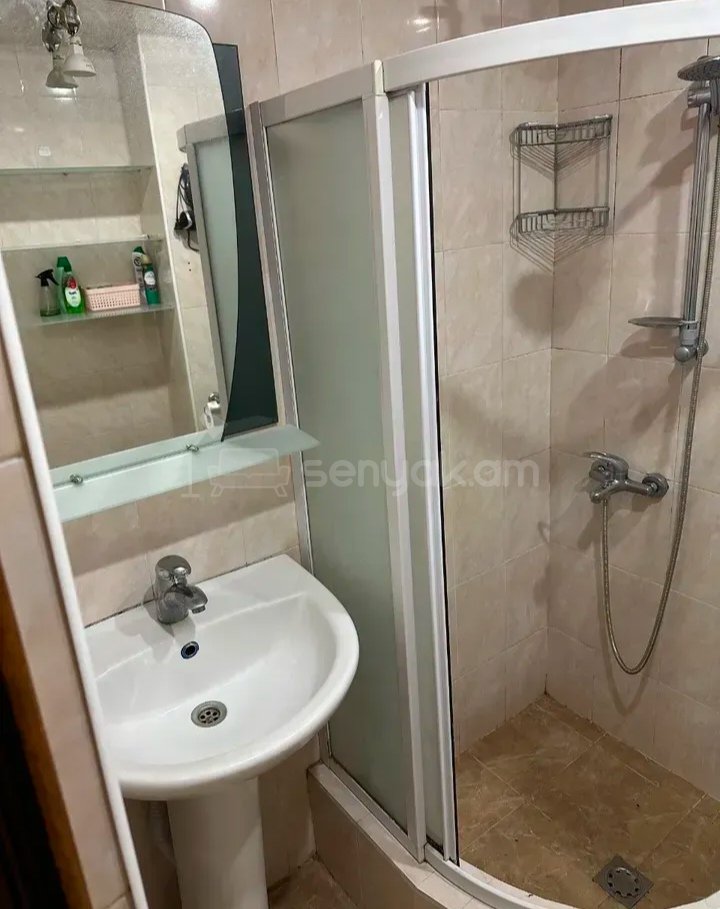 3 Սենյականոց Բնակարան Քարե Շենքում, 80քմ, 2/4 հարկ, Նորմալ Վիճակում, Կահավորված