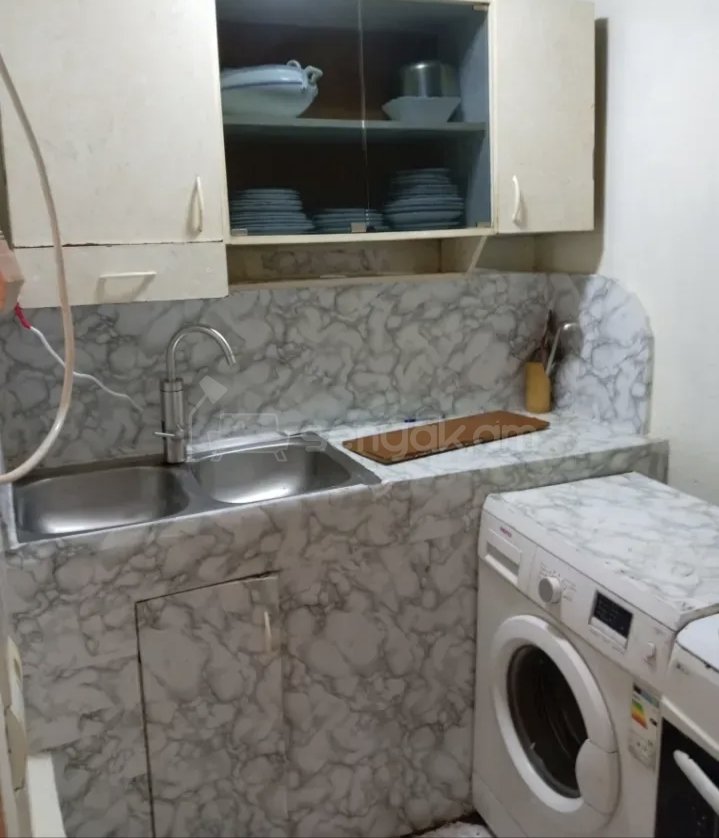 1 Սենյականոց Բնակարան Քարե Շենքում, 45քմ, 1/1 հարկ, Նորմալ Վիճակում, Կահավորված, Արևկող