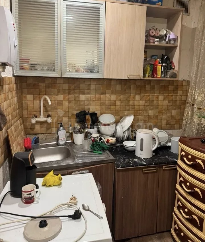1 Սենյականոց Բնակարան Քարե Շենքում, 45քմ, 2/5 հարկ, Նորմալ Վիճակում, Կահավորված