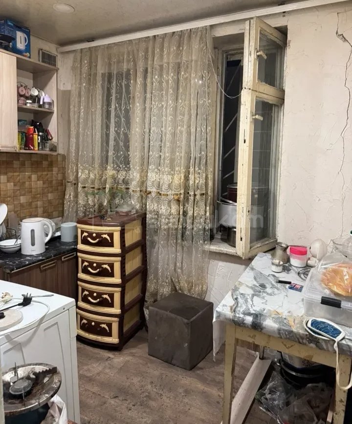 1 Սենյականոց Բնակարան Քարե Շենքում, 45քմ, 2/5 հարկ, Նորմալ Վիճակում, Կահավորված