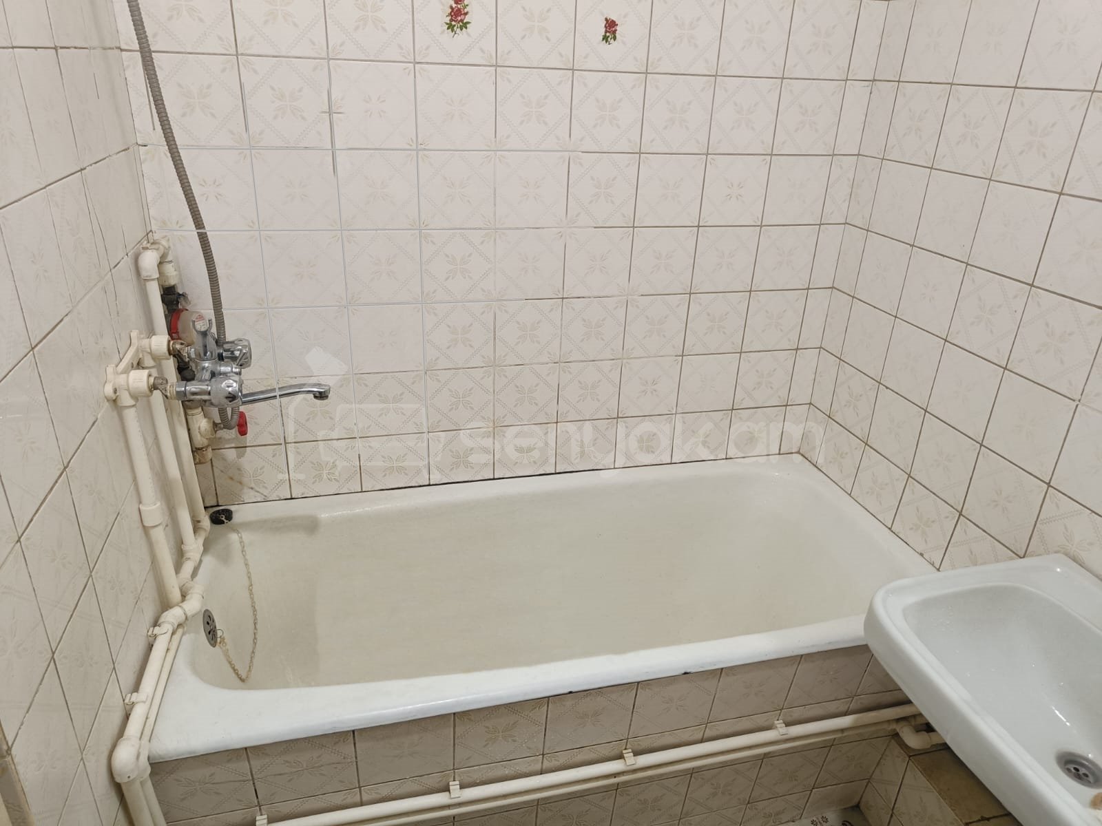 1 Սենյականոց Բնակարան, 51քմ, 1/5 հարկ, Պետական Վիճակում, Մասամբ Կահավորված