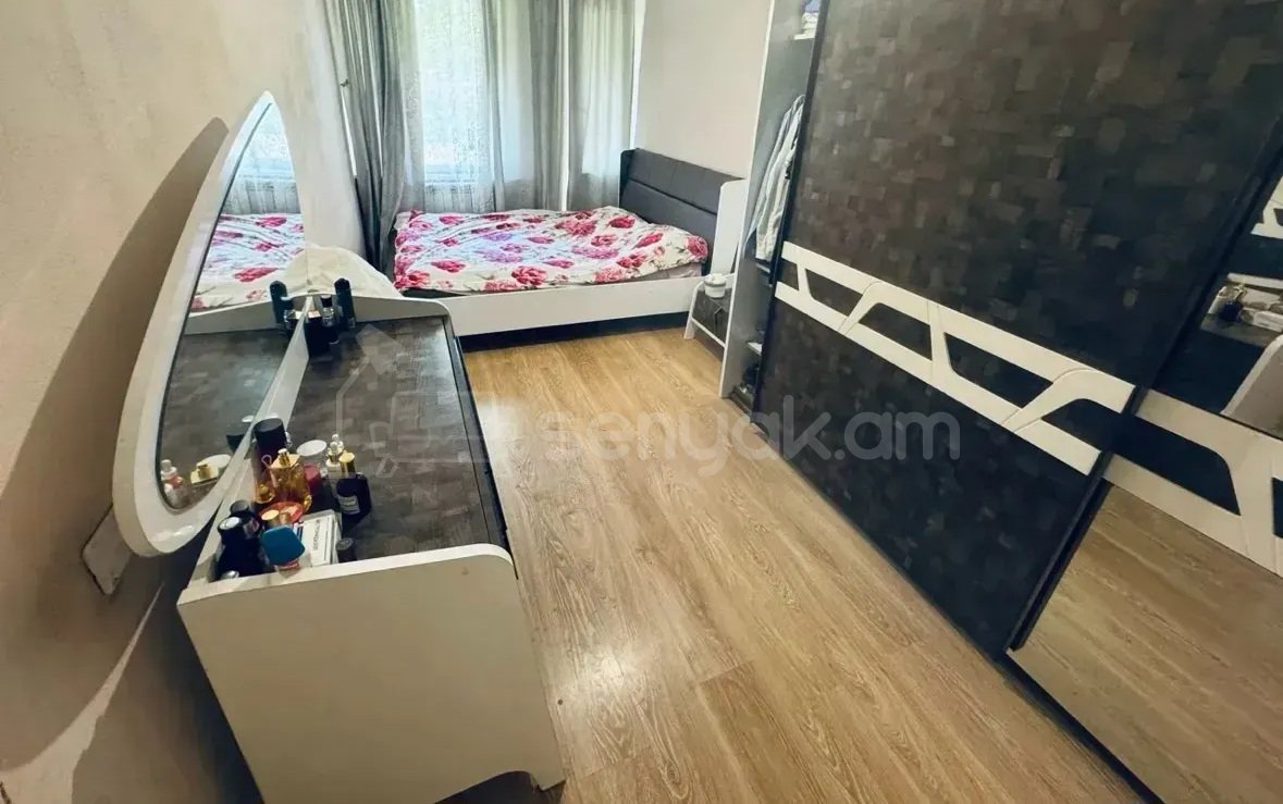 4 Սենյականոց Բնակարան Քարե Շենքում, 105քմ, 2/5 հարկ, Կապիտալ Վերանորոգված, Կահավորված