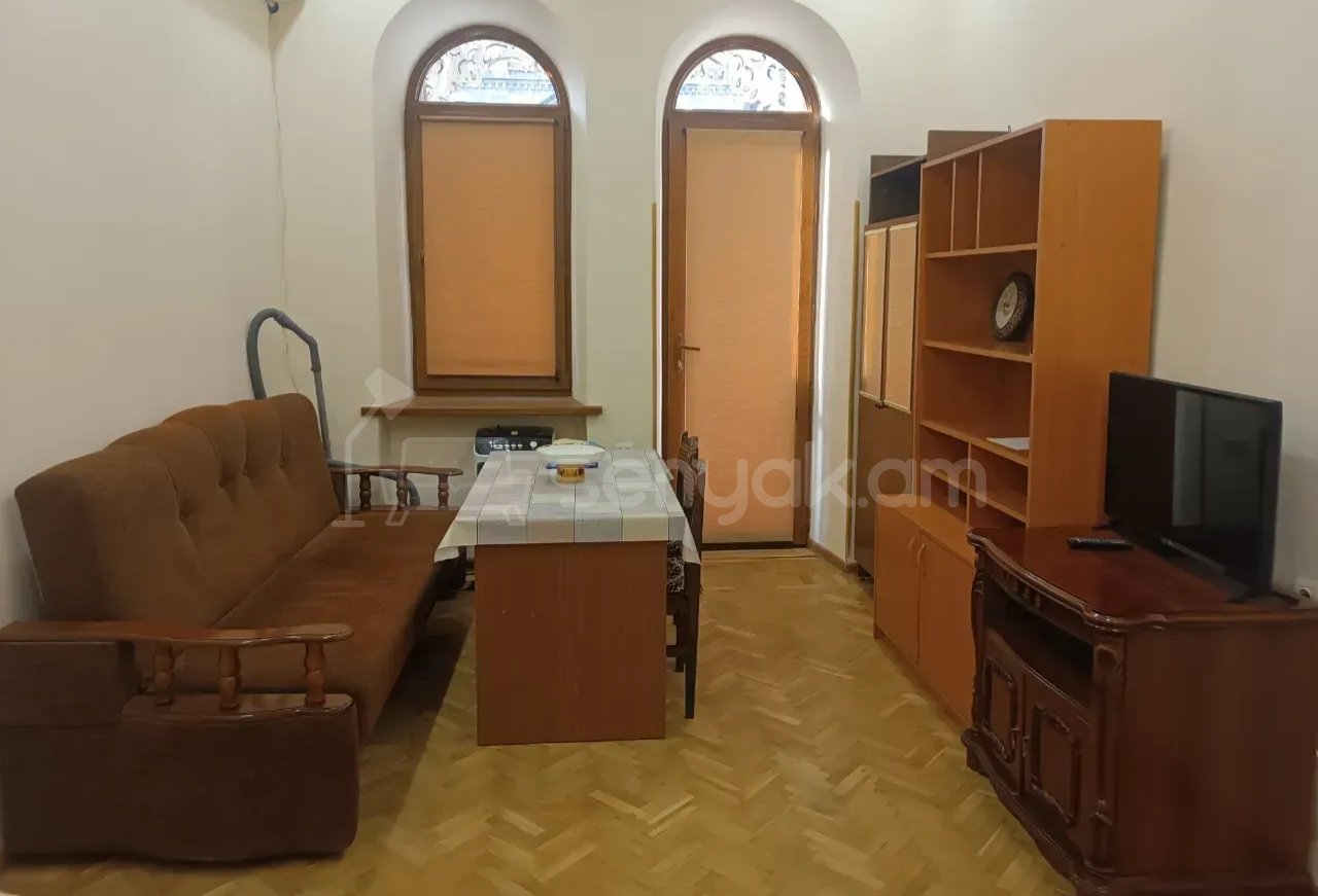1 Սենյականոց Բնակարան Քարե Շենքում, 32քմ, 3/4 հարկ, Կապիտալ Վերանորոգված, Կահավորված